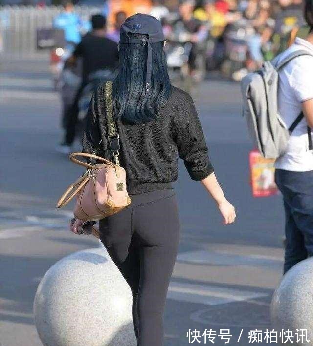 我们来了 丰润紧致的打底裤美女,利落又不乏活力感,衬托精致!