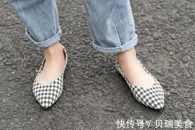 时髦 快扔掉高跟鞋!今夏“凉鞋 + 云朵裤”火了,好看又时髦