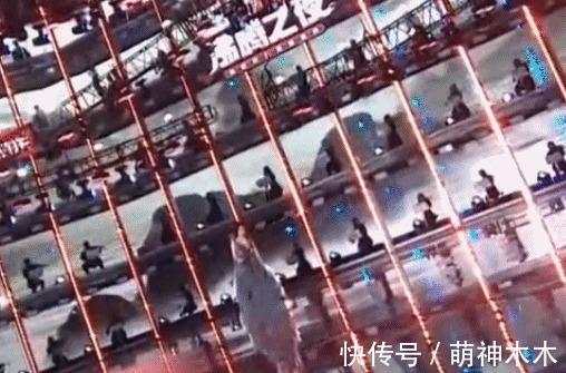 北京購(gòu)物晚會(huì)狀況多：白敬亭唾沫星子直飛，周海媚害怕升降臺(tái)嚇爬