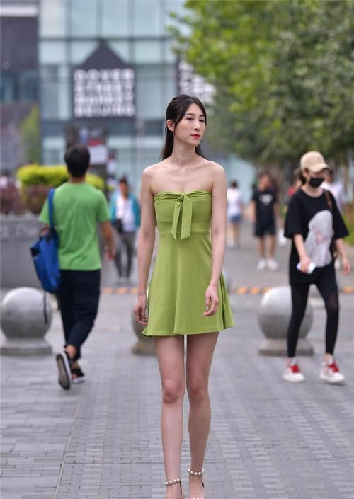 好身材|街拍:芥末绿的抹胸连衣短裙,还真需要好身材才会搭配出精致感觉