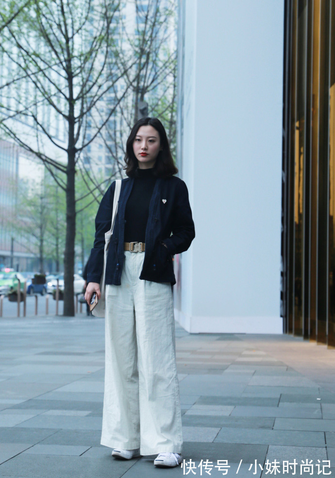 成都街拍,白衬衫搭配黑色短裤,简约大方又不失性感