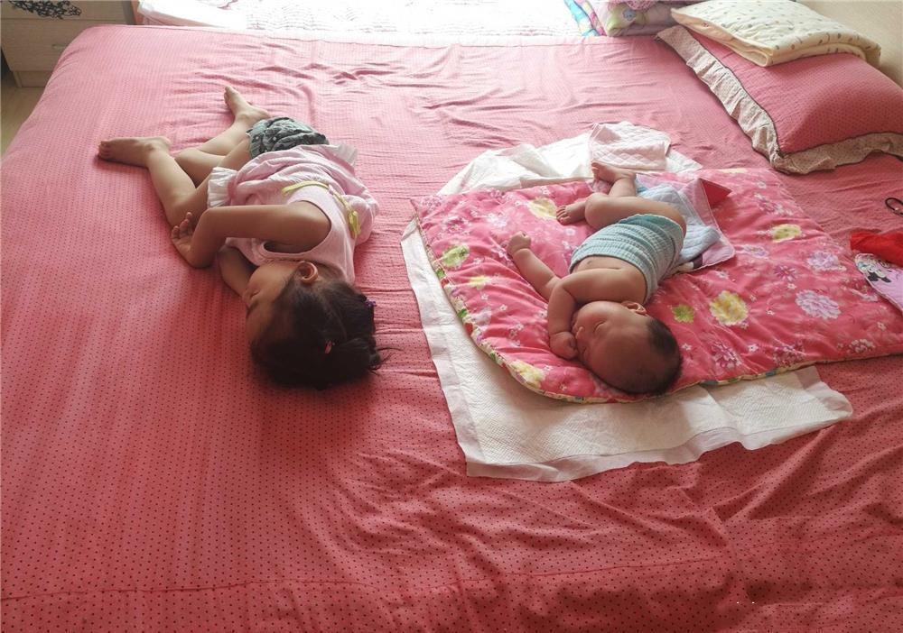 宝妈|姐弟俩睡觉姿势“神同步”,网友萌翻了:一看就是同一个妈生的