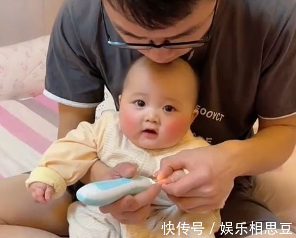 孩子|萌娃窝在爸爸怀里,被小心翼翼地剪指甲火了,网友:是年画娃娃吧