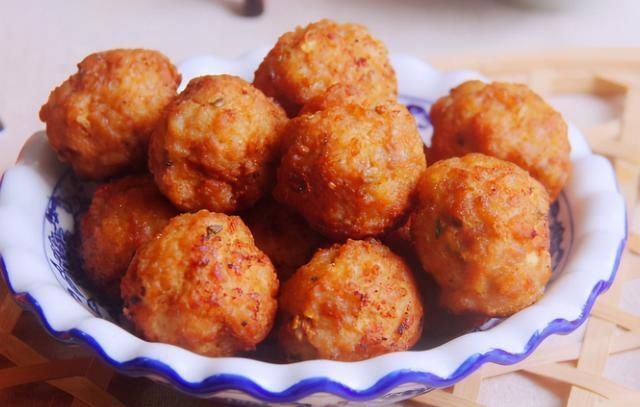 炸肉丸子,做好关键“2步”,丸子炸好酥脆美味,香味足无腥味