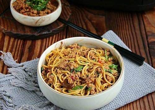 熬夜的人千万别吃泡面,教你做一道肉酱拌面,比炸酱面还好吃