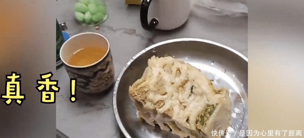 重庆一男子把饺子切成了“雪花酥”,出锅后“雪花酥”变“夹馍”