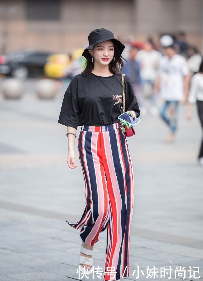 小姐姐|街拍:精美的妆容修饰脸部轮廓,小姐姐给人一种很知性优雅的感觉