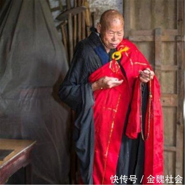  割肉|深山高僧63年不吃油盐，一佛衣穿了43年，曾割肉救母感动世人