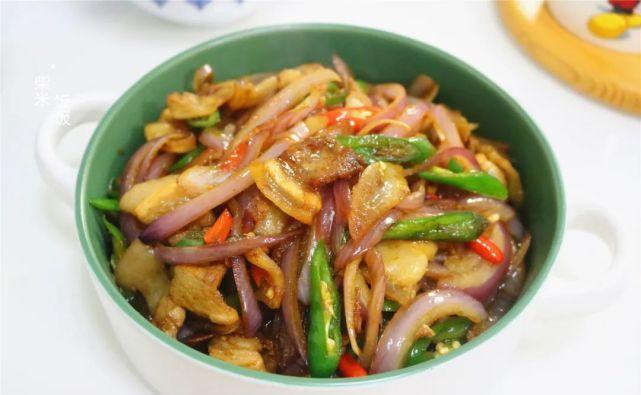 这道菜简单又好吃,大火快炒,几分钟上桌,香辣开胃吃不够