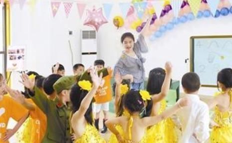 放学后|幼儿园孩子放学后反复哼唱一首歌,听清歌词后,宝妈气的浑身发抖