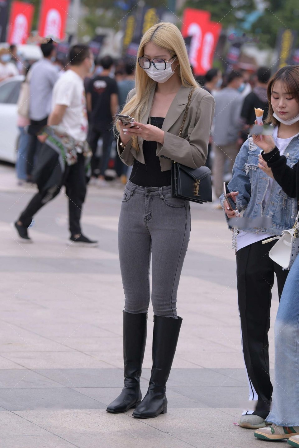 淡黄色|淡黄色长发的小姐姐,脚上一双黑色的皮鞋很时尚