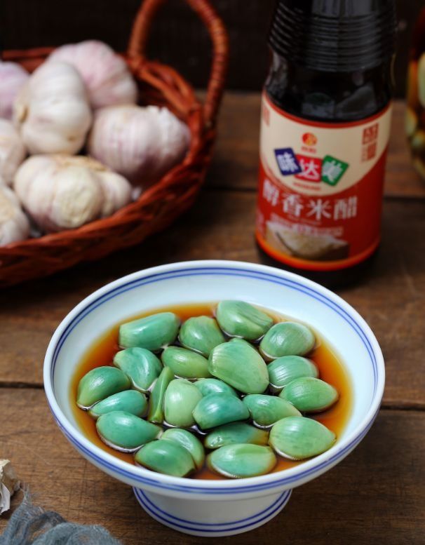 泡腊八蒜用什么醋？教你3个技巧，1晚变绿，酸辣爽脆，放1年不坏