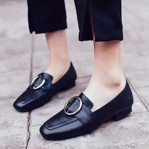 开春还在穿小白鞋？细高跟都out了，现在流行这几款