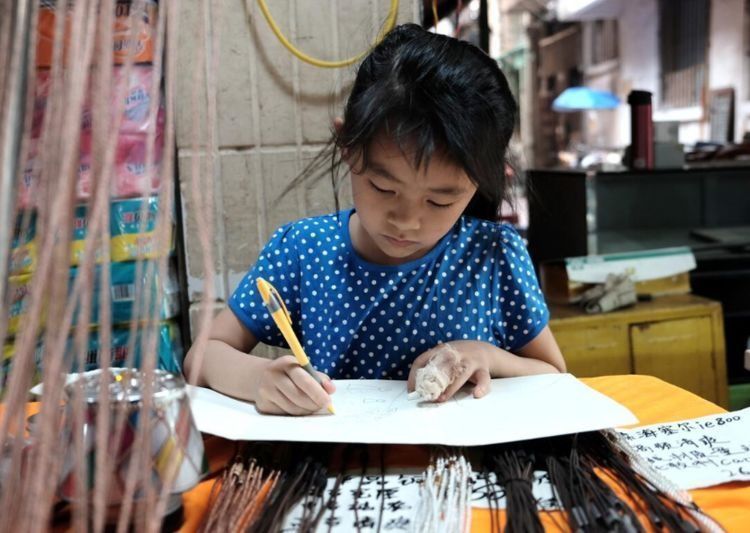 孩子|宝宝出现3种“怪异”行为,家长偷着乐吧,孩子智商低不了