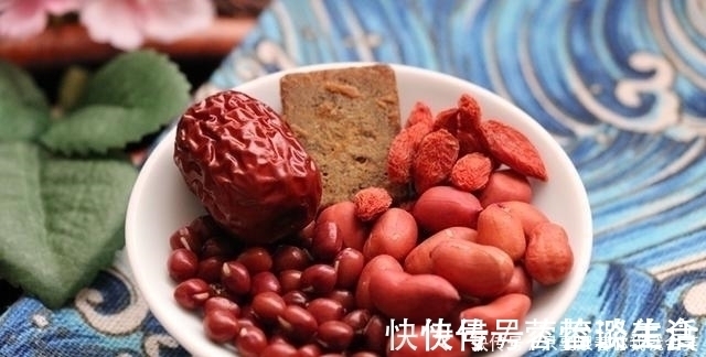 真红糖|80岁奶奶:每天这样吃花生,越吃越精神,做法简单一看就会