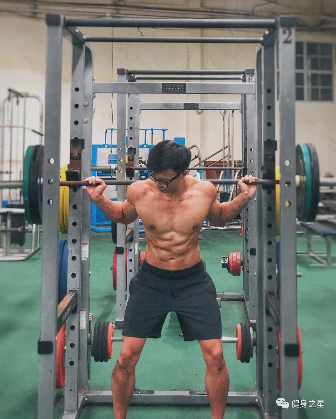 超硬核眼镜|超硬核眼镜小哥秀肌肉，筋肉身材太生猛了！