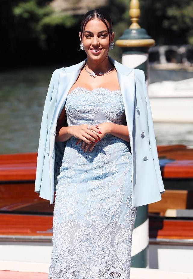 西装套装|C罗的女友身材太好了, 搭配外套都很妩媚, 能秀出自身女人味