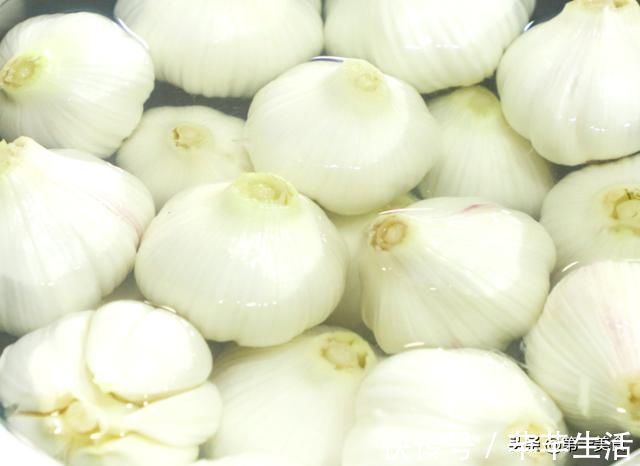 脆爽|腌糖蒜,放糖不是最重要的,放入这2味料才能酸甜脆爽,长久保存