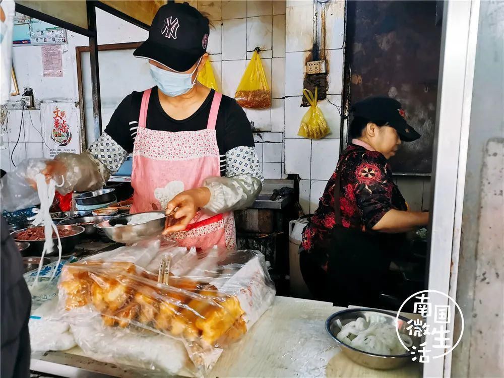  排队王！北湖这家火了20多年的老店，一到饭点就排队....