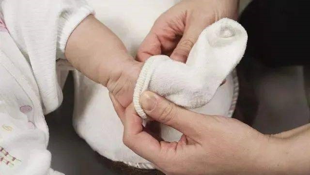 线头|2个月宝宝险被截肢,每小时放一次血!凶手竟是妈妈一根头发