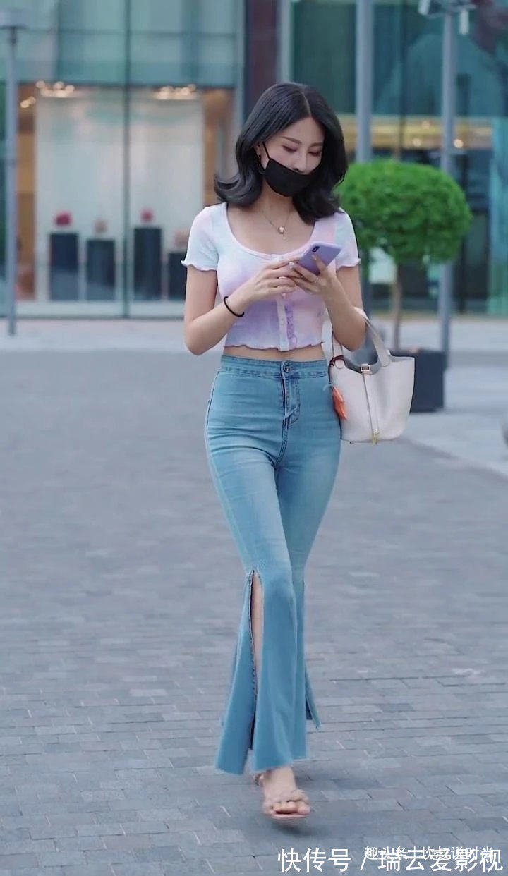 露脐 身材好的女生穿衣就是任性,喇叭裤也能非常好看,尽显时尚魅力!