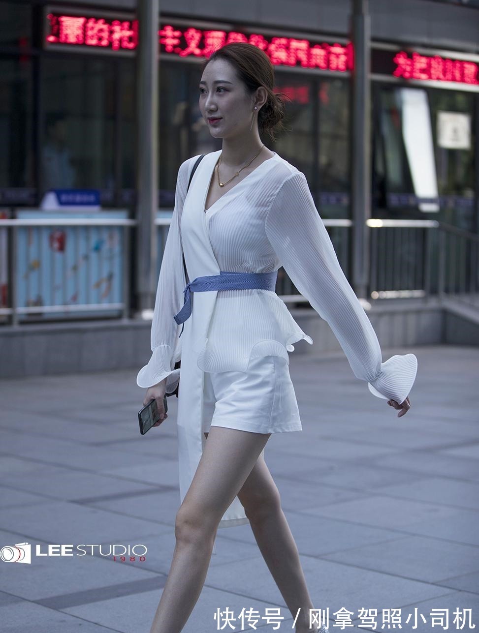 天女下凡 姑娘这件衣服也太有特点了吧, 您是天女下凡吗!