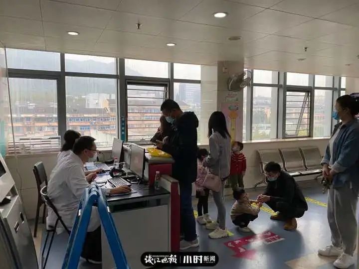 温程程|小可爱不哭了！杭城幼儿园宝宝开打新冠疫苗，医生这招有点“甜”