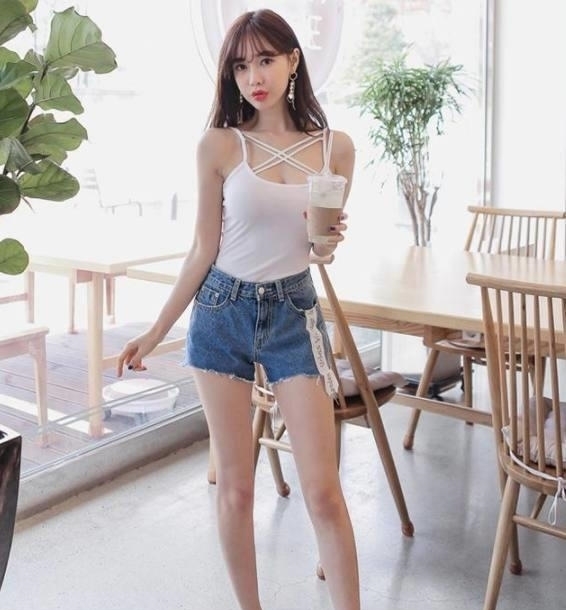 气质|很有韵味的牛仔裤美女,身姿曼妙丰盈,特别吸引人