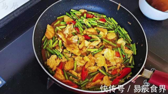 蒜苔不光能炒肉，还可以和鸡蛋一起炒，清脆爽口好吃又营养