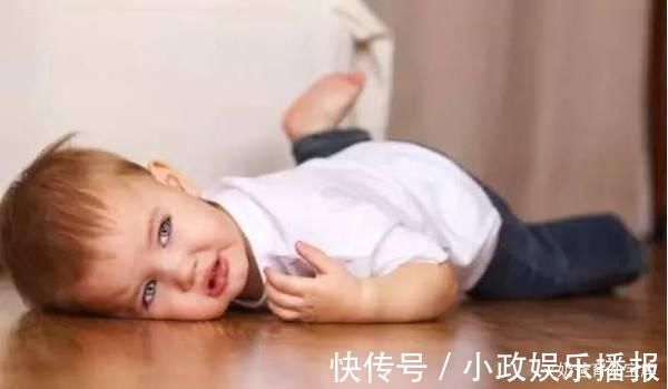 医院|宝宝意外滚下床,家长一个动作让孩子没了呼吸,很多家长都这么做