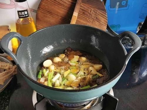 韩国游客在中国,这应该是穷人吃的吧中国网友这个不便宜