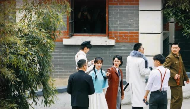 拍摄 新综艺《萌探探探案》,孙红雷和空气飙戏,再现余则成经典造型