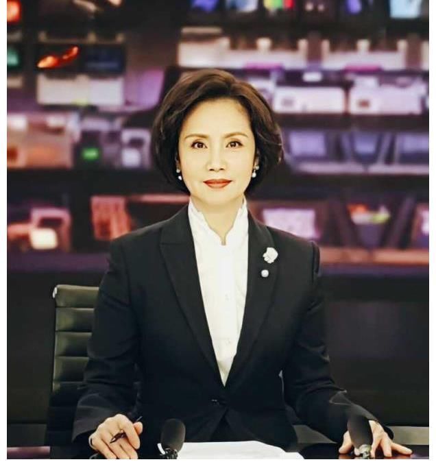 央视新闻主播徐俐宣布退休,晒九宫格美照掀回忆杀,观众直呼不舍