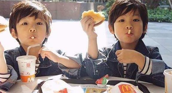 老夫老妻|双胞胎宝宝女翻男,护士出产房报喜,没想到家属却没一个开心的