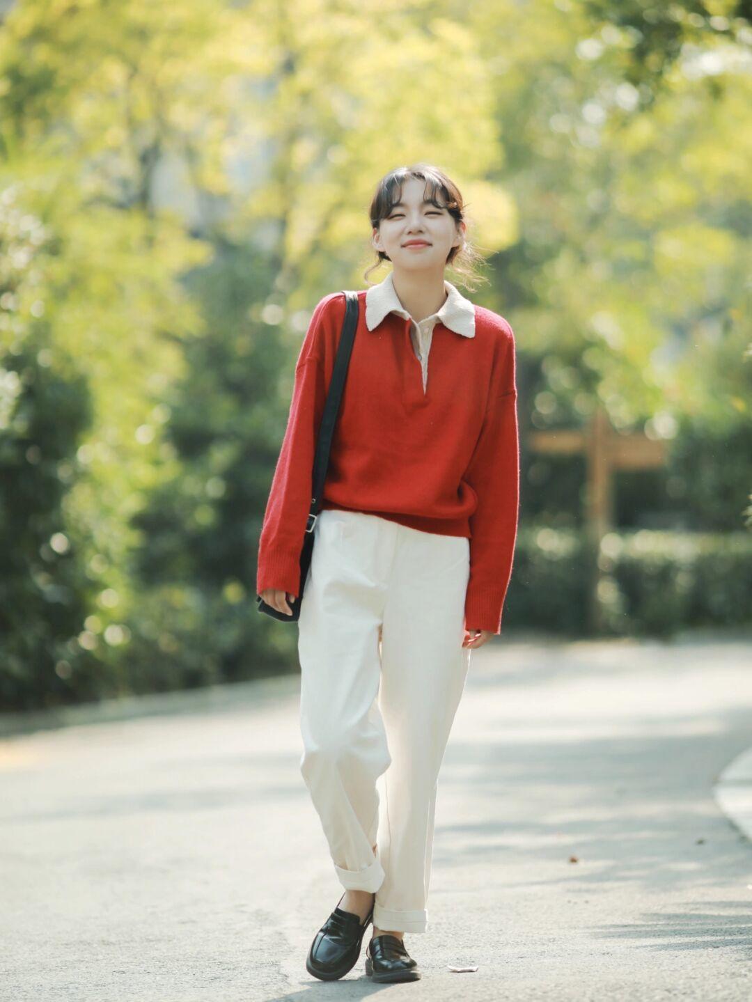 毛衣 冬天打底衫怎样选?一件红色针织衫+白色牛仔裤,休闲又显气色!