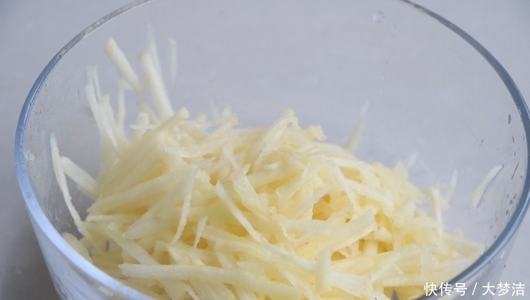 苹果加2个鸡蛋，8分钟做成早餐，又香又软，出锅馋到流口水，真香