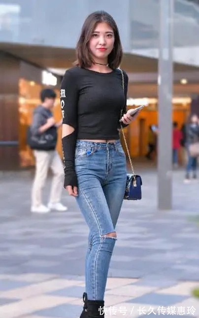 高腰|高腰牛仔裤搭配露脐T恤,时尚百搭又显高级,太有女王范了