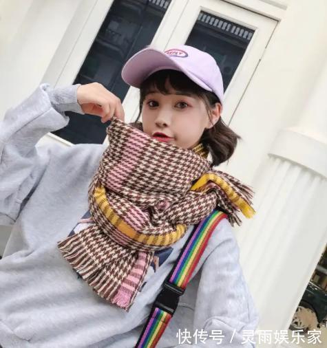 脖子 建议大家不要羽绒服配围巾,太土,今年流行这么搭,洋气又保暖