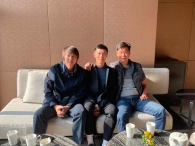 主帅|国足主帅真不好当！记者：李铁无官一身轻，李霄鹏气色明显下降