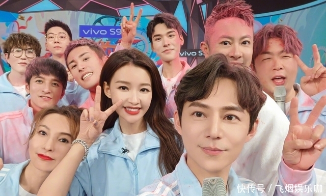 印小天与龚俊张哲瀚自拍,压力大狂开美颜,还做好被裁掉的准备