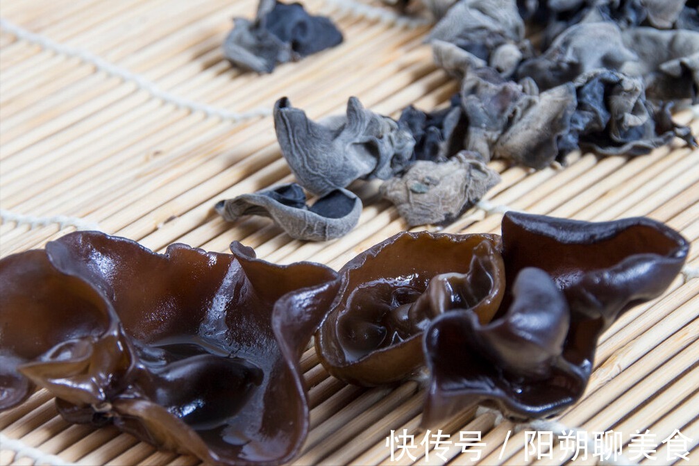 凉拌木耳|泡木耳,用冷水还是热水都不对,大厨教你2招,泡得又快又干净