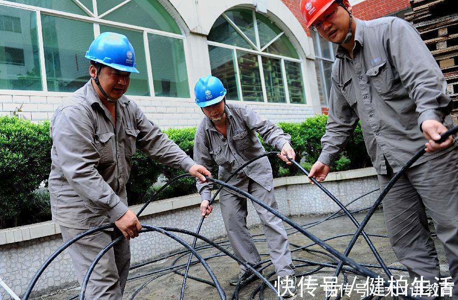 父亲|为参加小学家长会，父亲把衣服“反过来”穿，被其他家长夸情商高