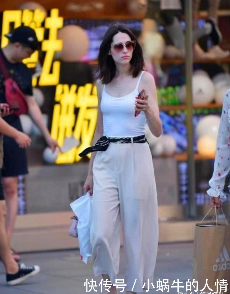 路人街拍,姑娘曲线玲珑,把吊带穿得更有魅力