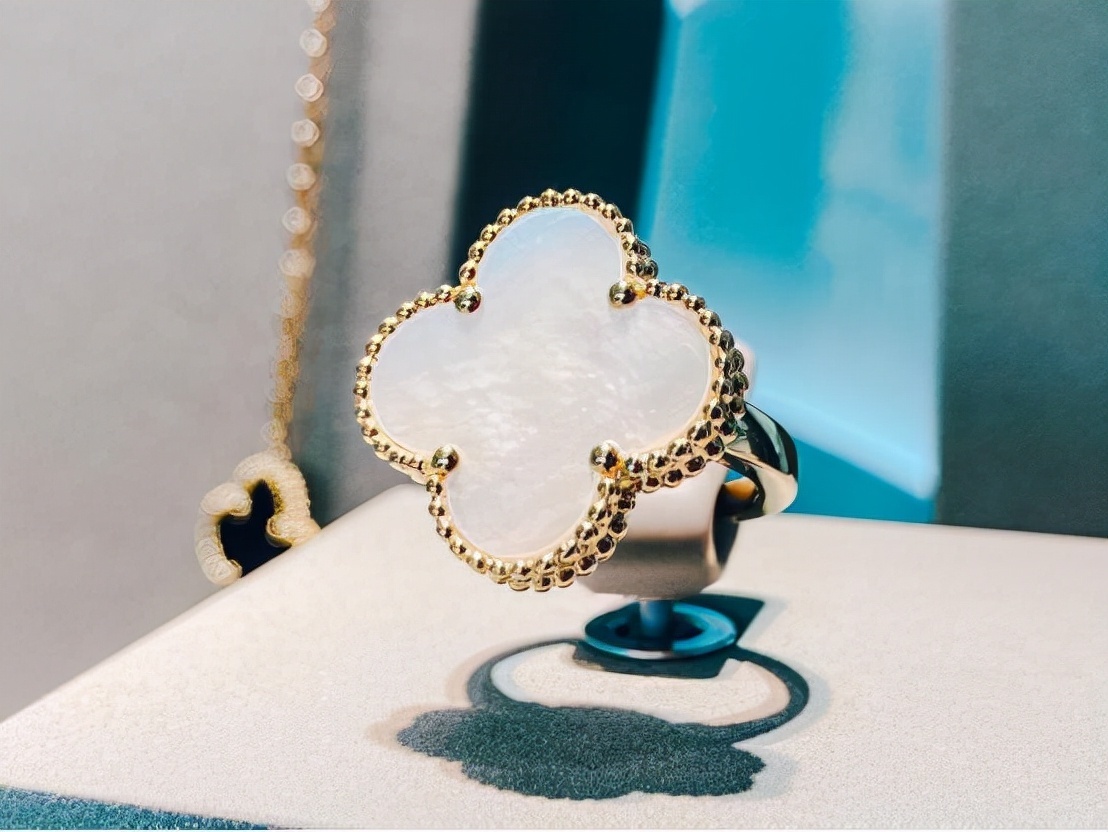 四叶草|梵克雅宝到底黑不黑？