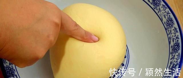 解馋|玉米面最解馋的吃法,不加一滴水,蓬松暄软,好吃到停不下来