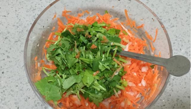 按照我方法炸出来的丸子香脆酥软，怎么吃都吃不腻，端上桌就没