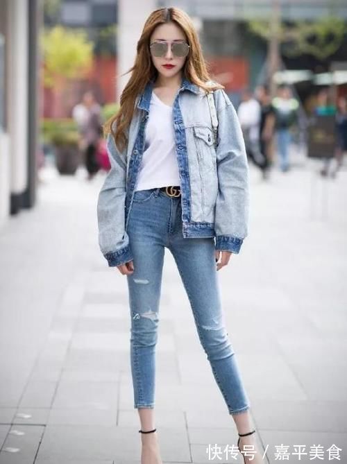 小姐姐|紧身牛仔裤显现完美身材,时尚又性感,真是太美了!