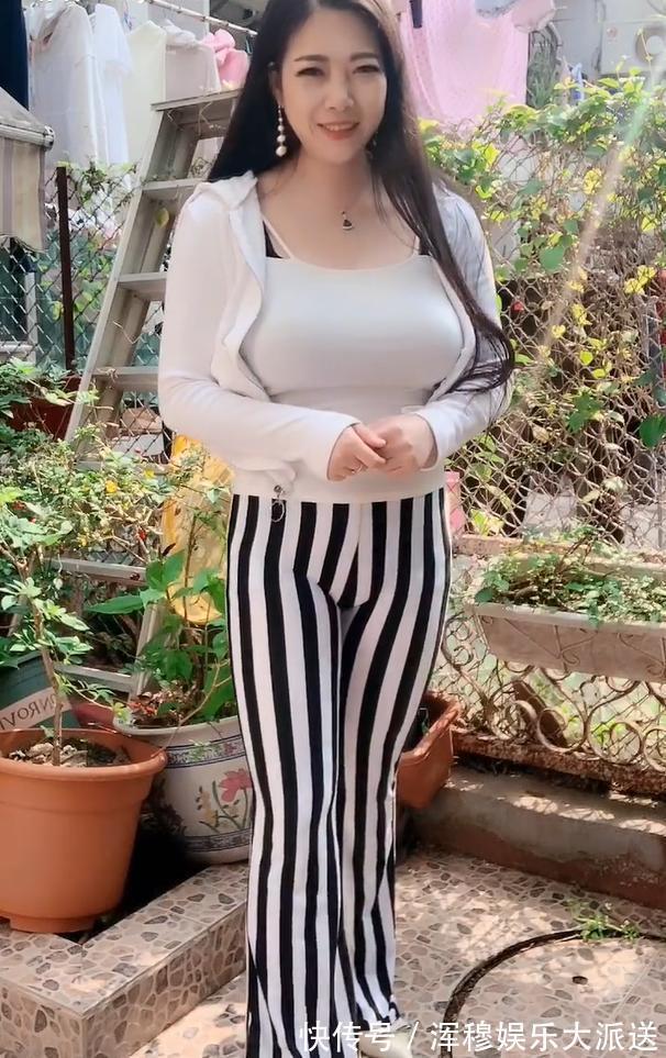 紧身装|与紧身装搭配的微胖美女,传递出轻熟的网红气息!