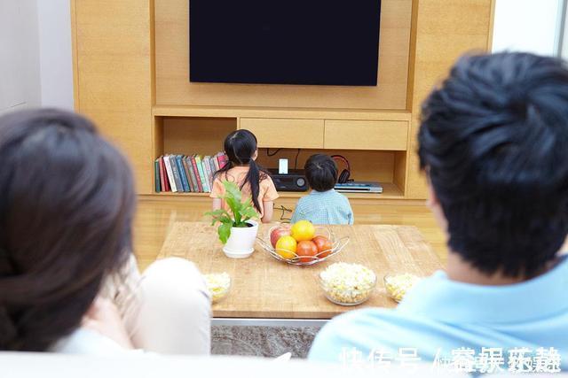 人生观|“妈妈，我想看电视”，两个妈妈不同回答，影响孩子人生观
