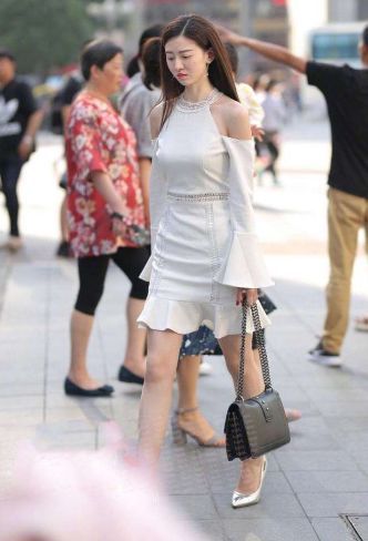 连衣裙|街拍:小姐姐一身粉红色连衣裙,大方、性感而不失可爱